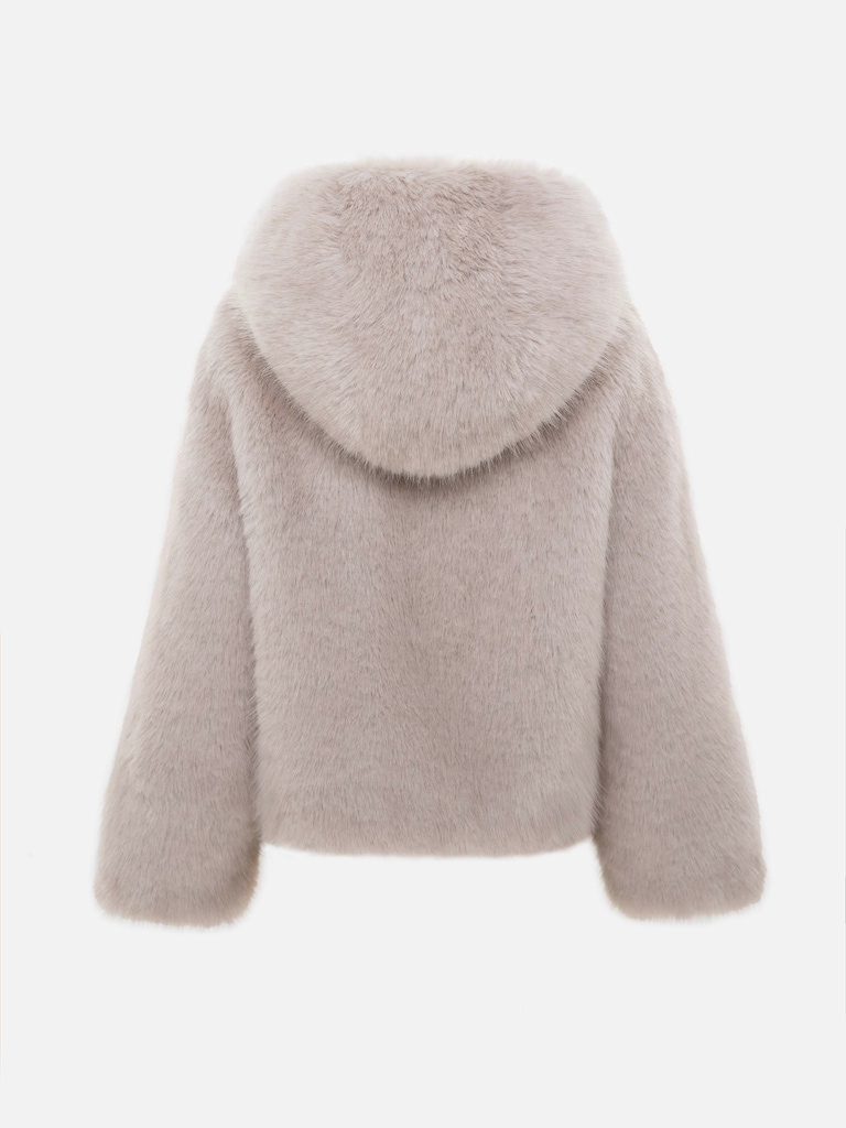 Manteau court en éco-fourrure avec une fermeture éclair et une capuche
