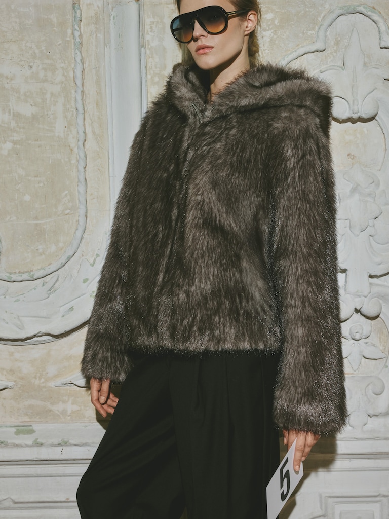 Короткая экошуба на молнии с капюшоном