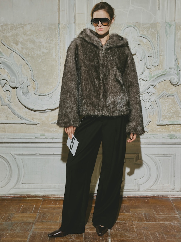 Короткая экошуба на молнии с капюшоном