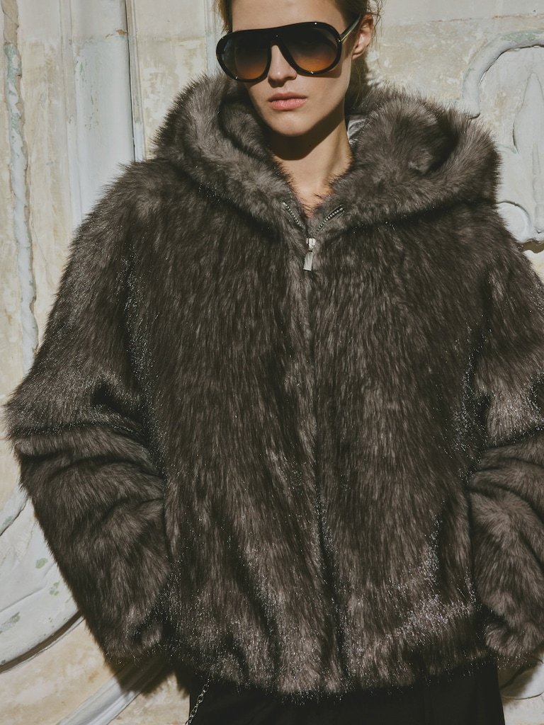 Короткая экошуба на молнии с капюшоном