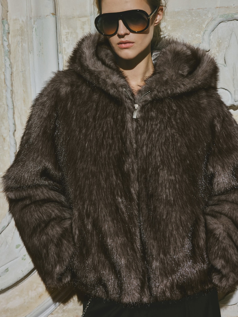 Kurzer Mantel aus Eco-Pelz mit Reißverschluss und Kapuze