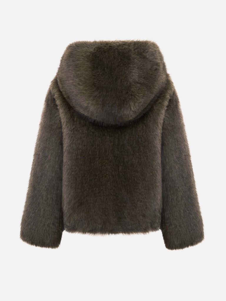 Manteau court en éco-fourrure avec une fermeture éclair et une capuche