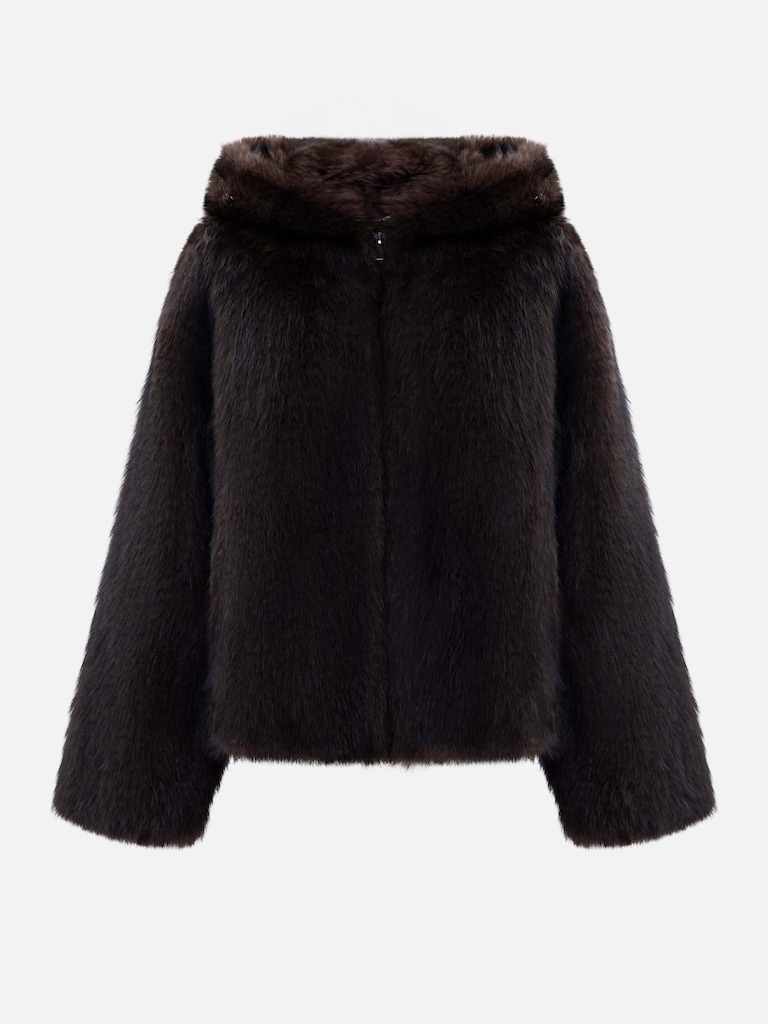 Manteau court en éco-fourrure avec une fermeture éclair et une capuche