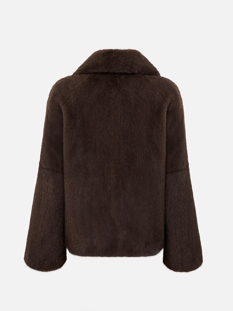 Gerader, kurzer Mantel aus Eco-Pelz mit dreieckigem Kragen