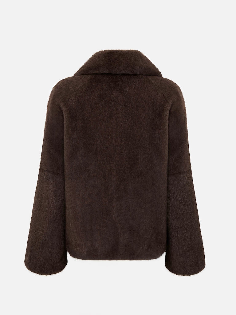 Manteau court droit en éco-fourrure avec col triangulaire