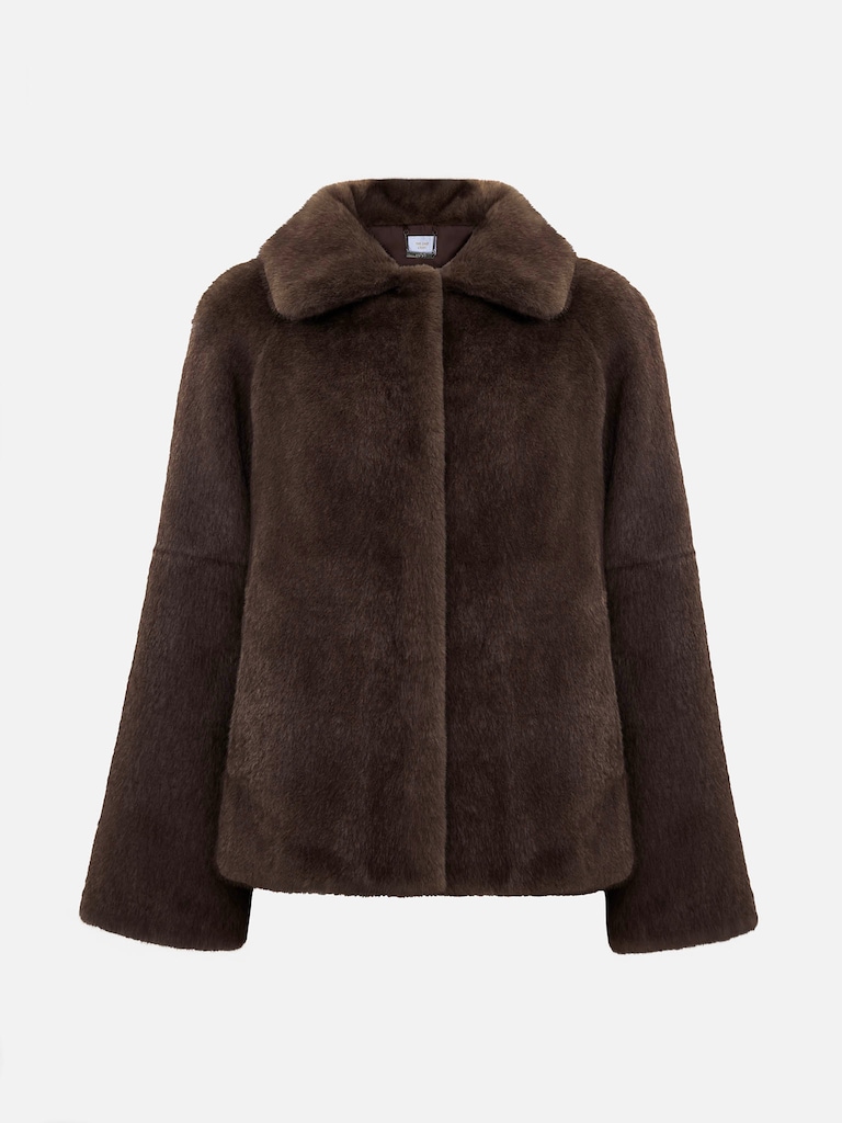 Manteau court droit en éco-fourrure avec col triangulaire