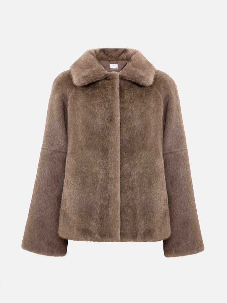 Manteau court droit en éco-fourrure avec col triangulaire