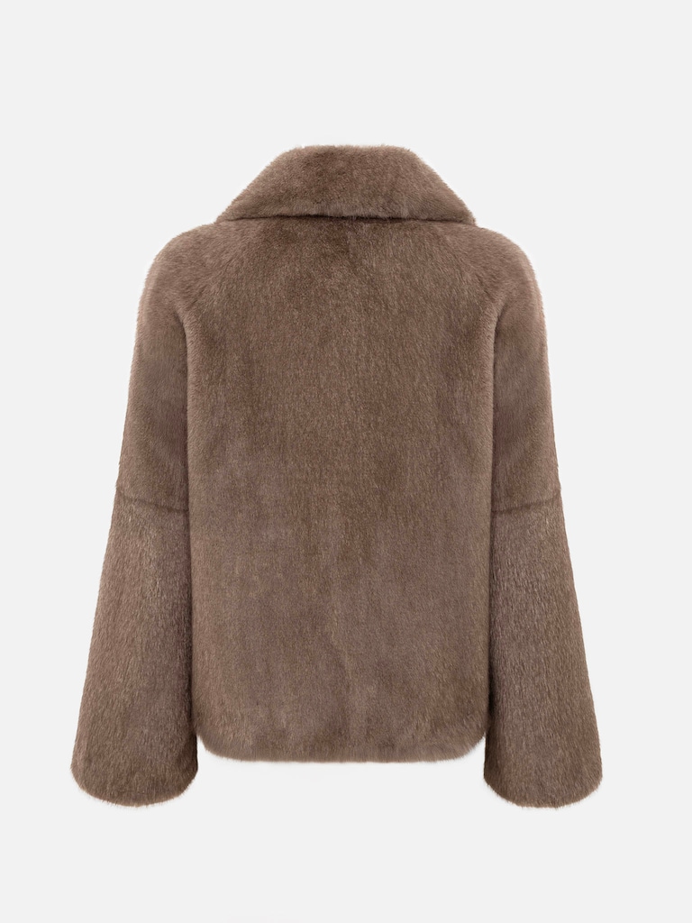 Manteau court droit en éco-fourrure avec col triangulaire