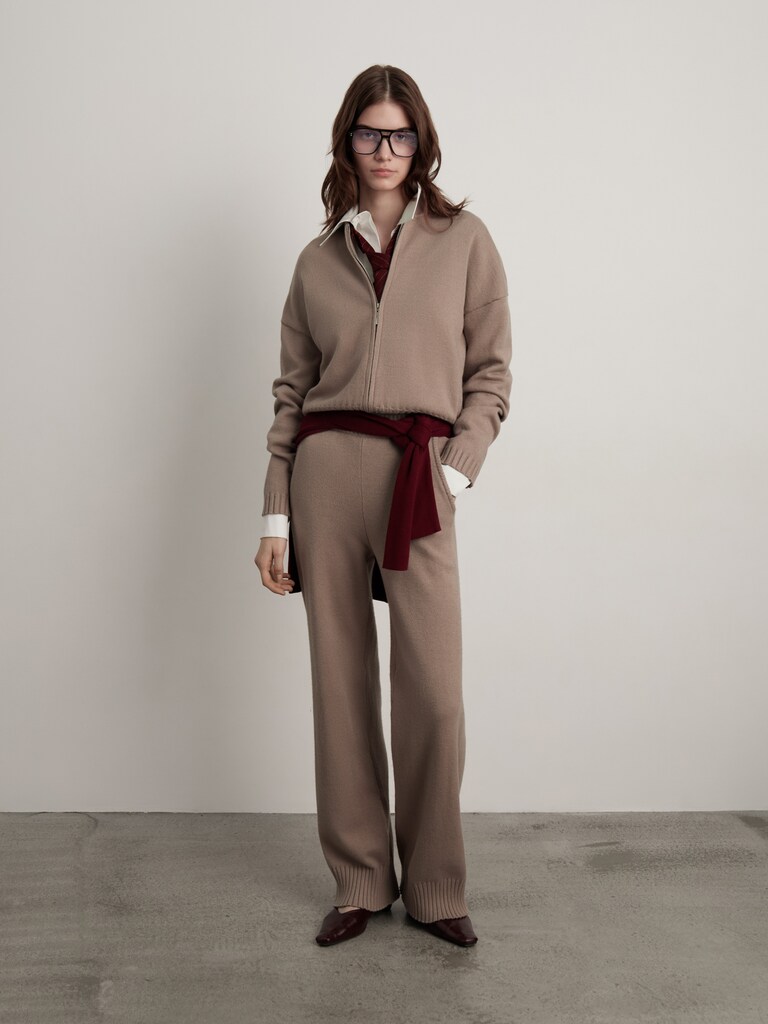 Loose-fitting smooth knitted trousers