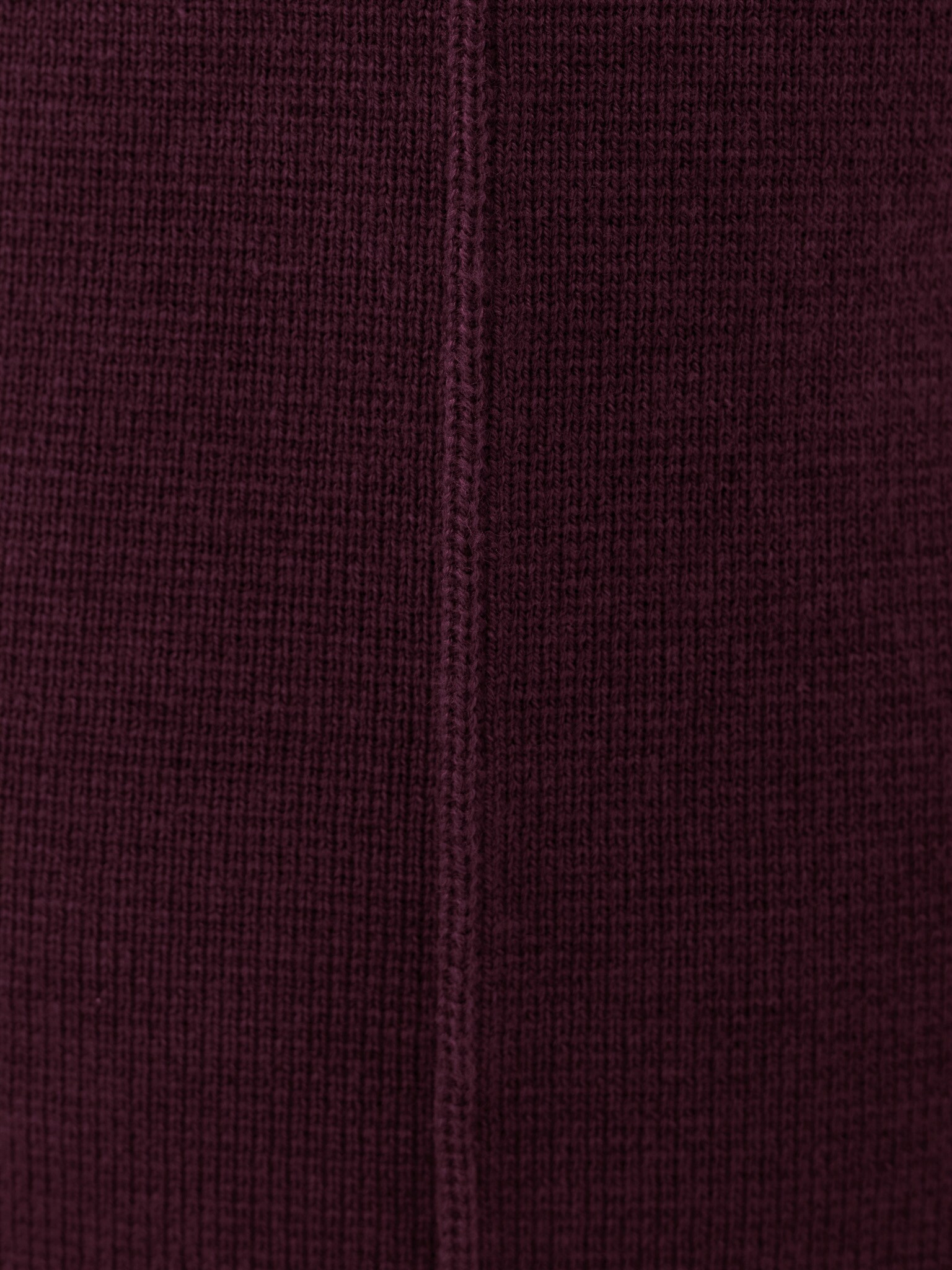 Fitted jumper with a decorative seam