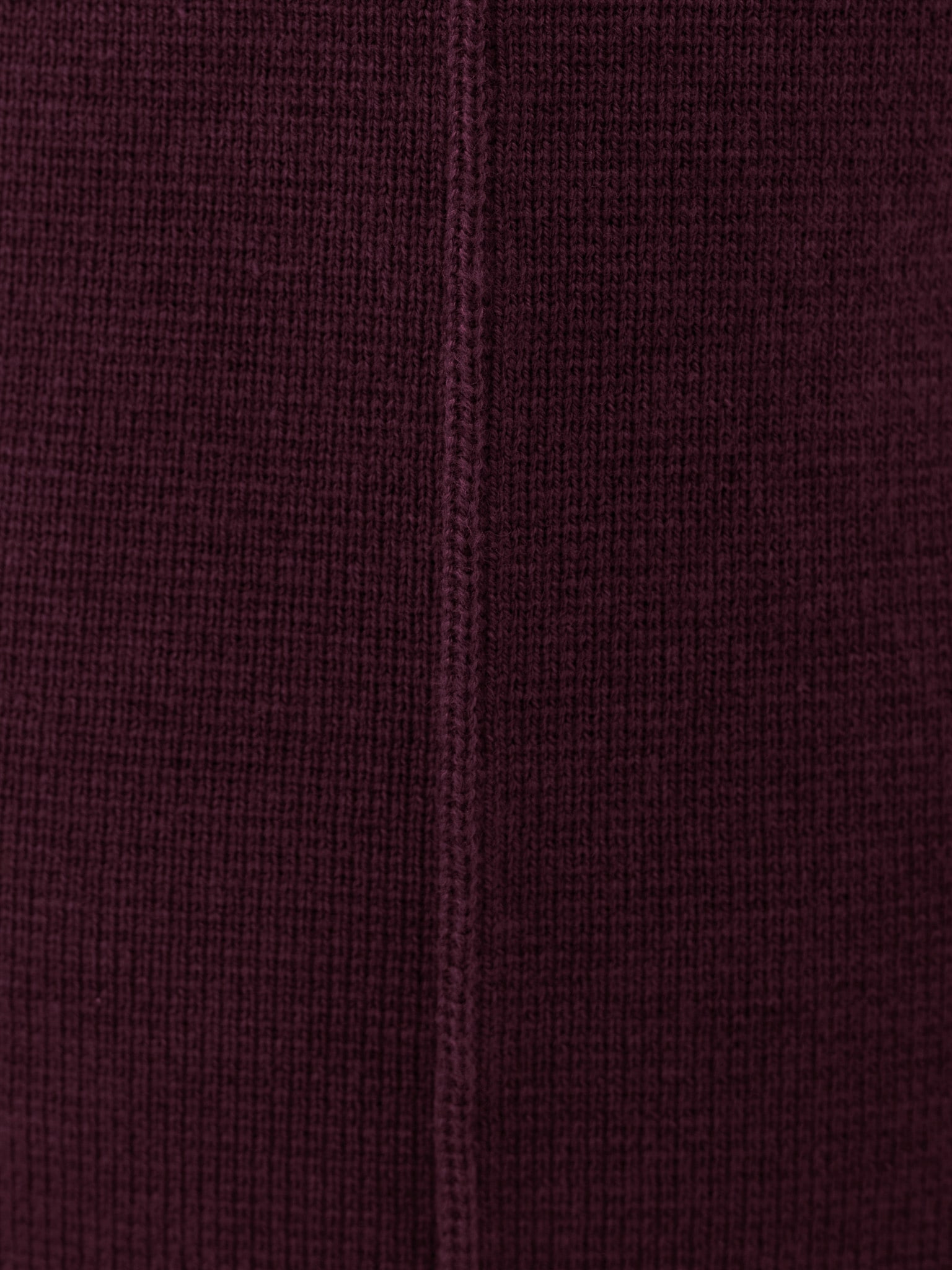 Fitted jumper with a decorative seam