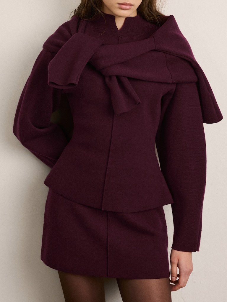 Fitted jumper with a decorative seam