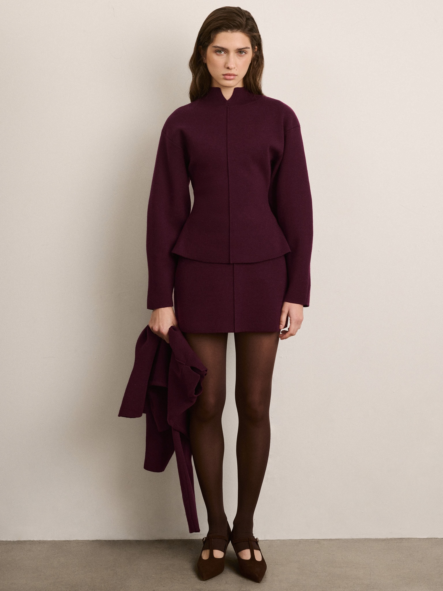 Fitted jumper with a decorative seam