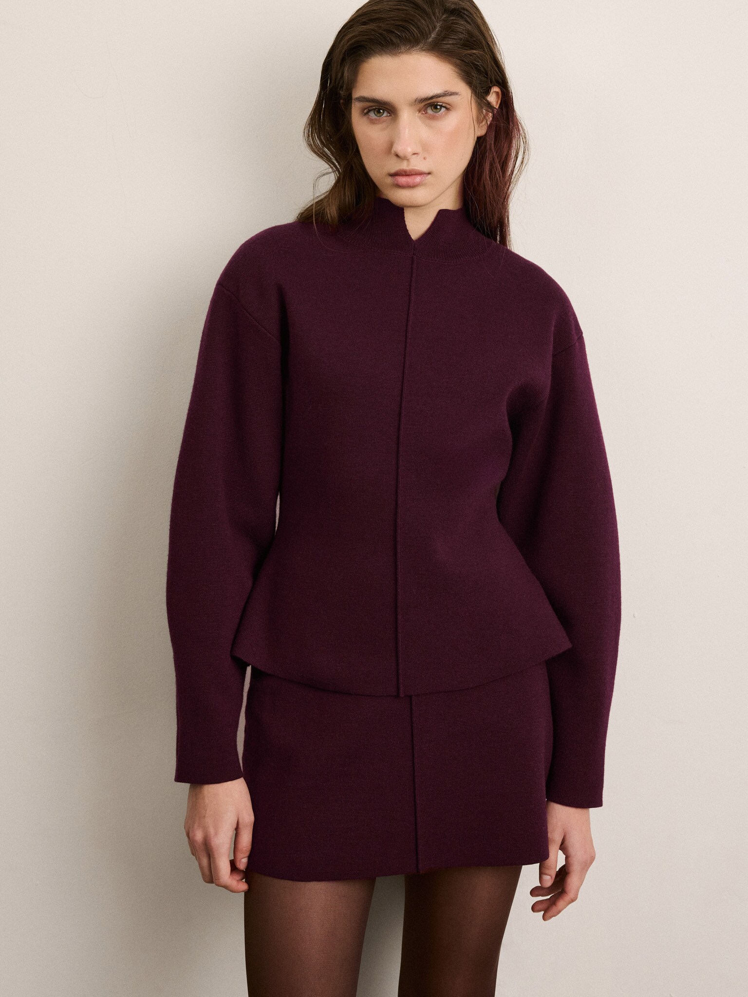 Fitted jumper with a decorative seam