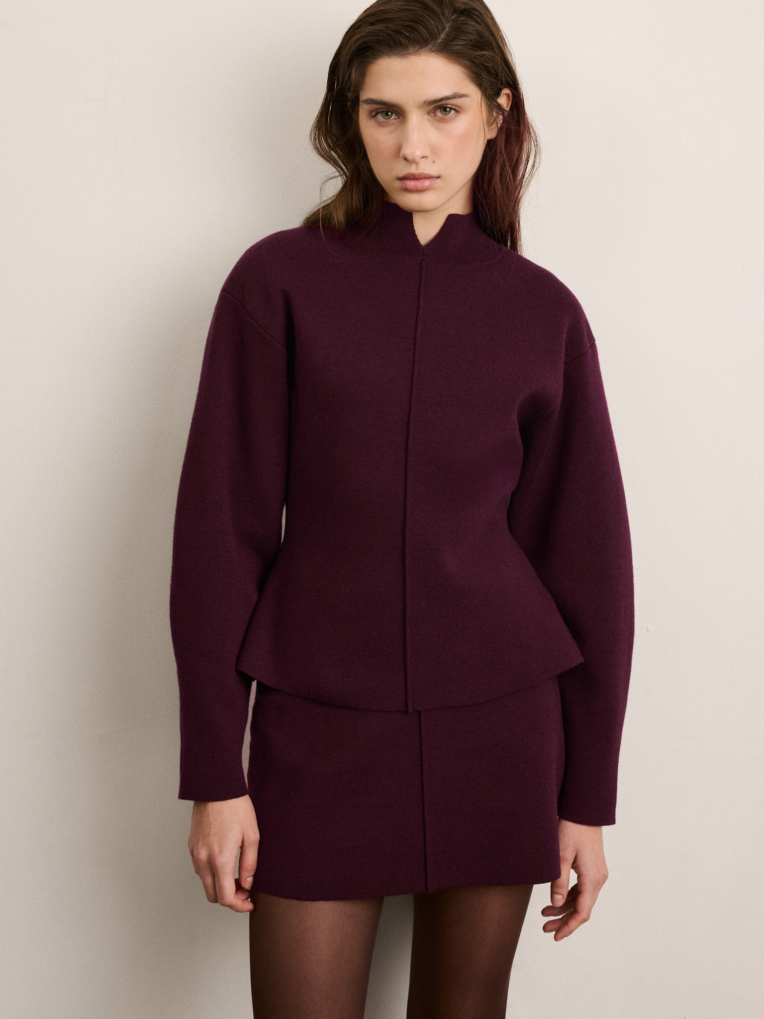 Fitted jumper with a decorative seam