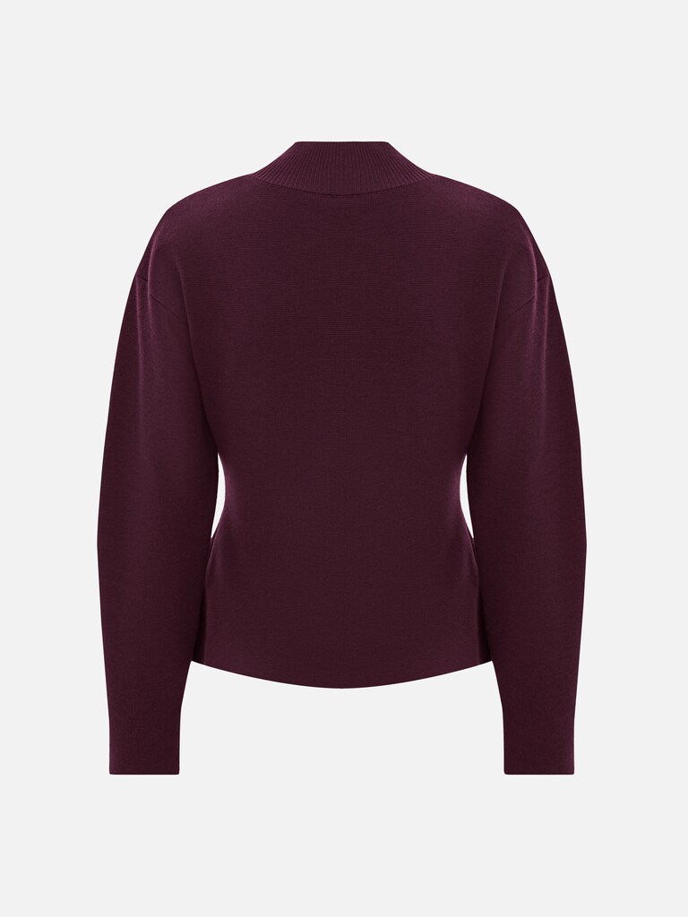 Fitted jumper with a decorative seam