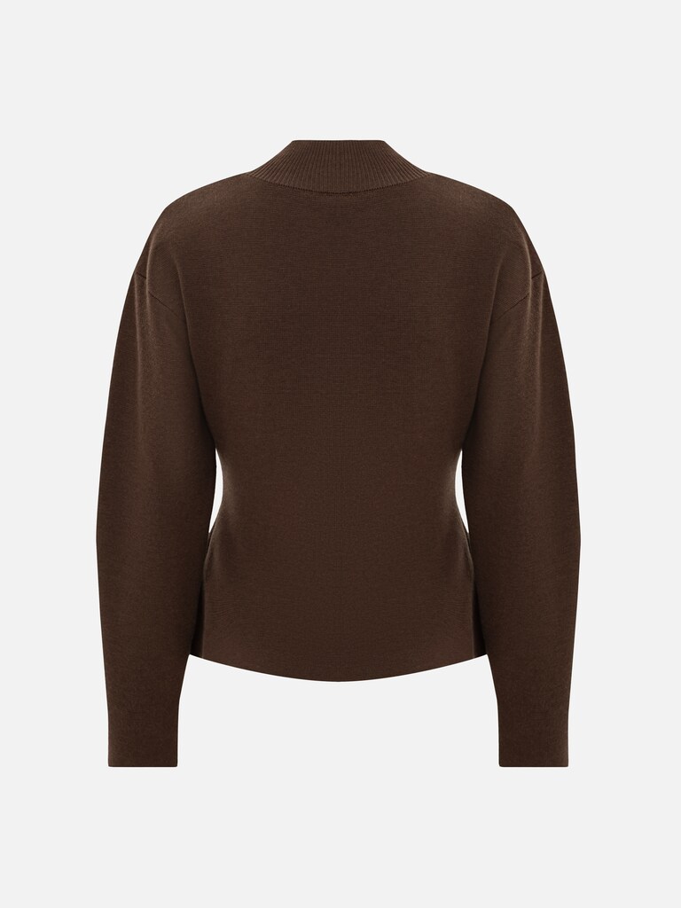 Fitted jumper with a decorative seam