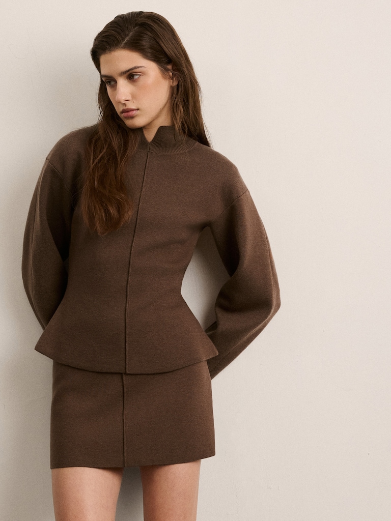 بلوزة ضيّقة بتفصيلة زخرفية