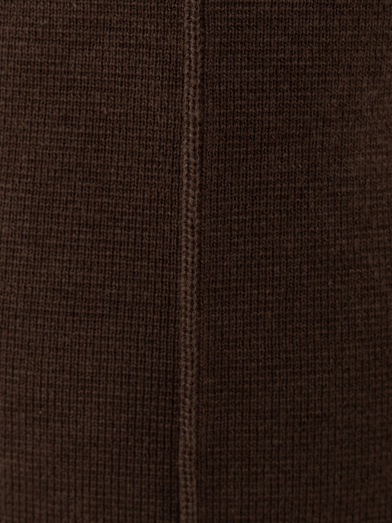 Fitted jumper with a decorative seam