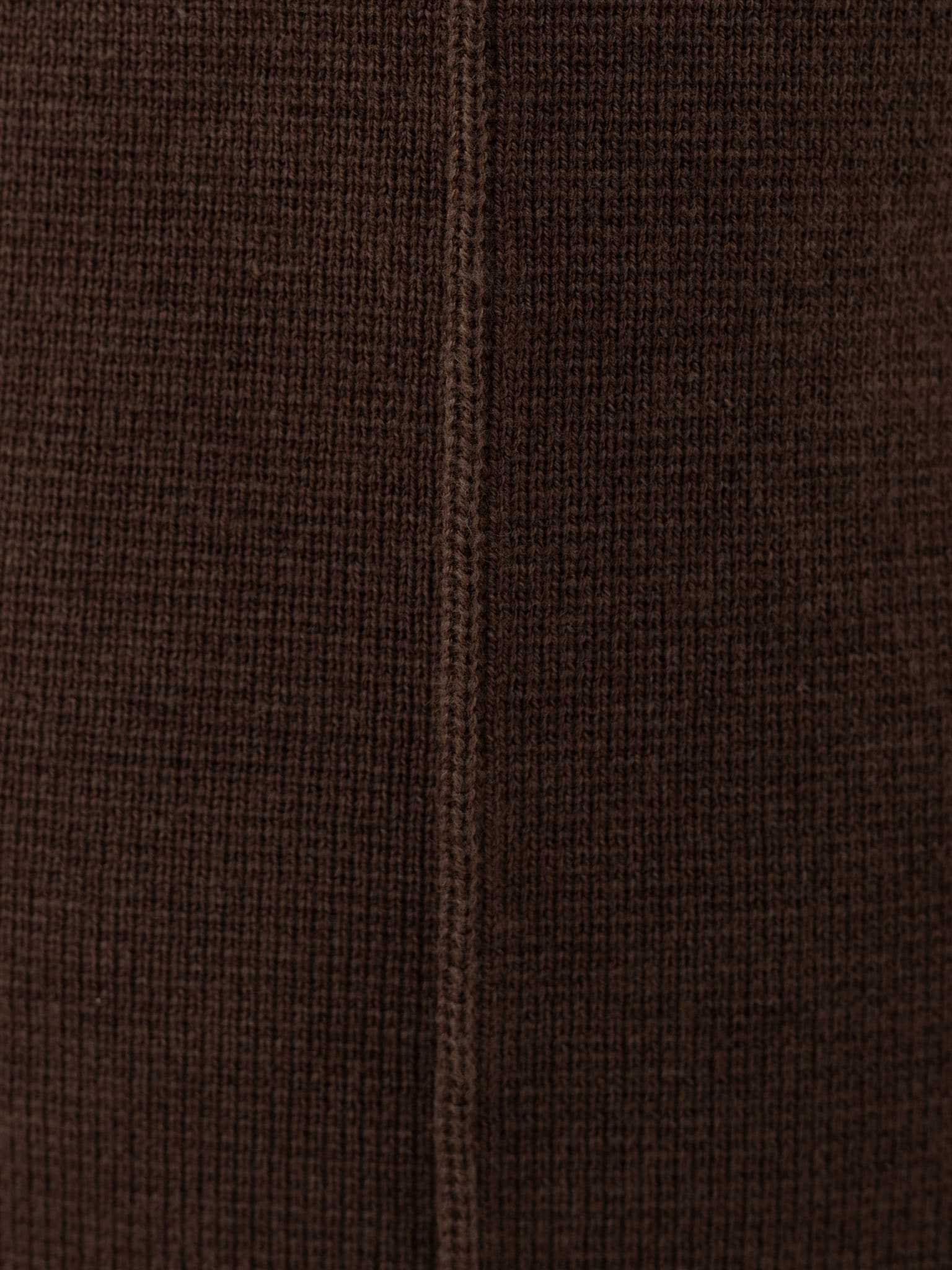 Fitted jumper with a decorative seam