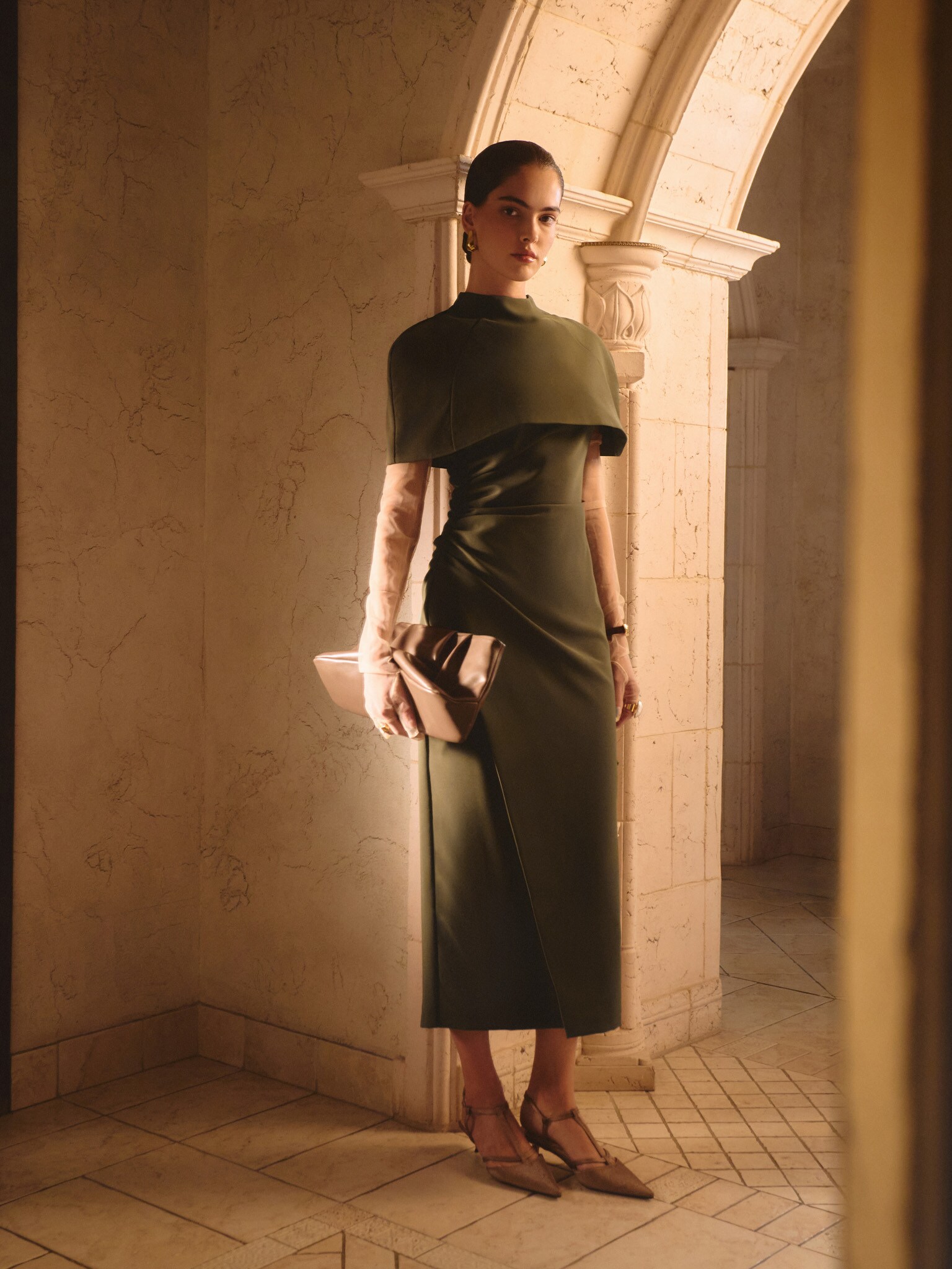 Приталенное платье миди с кейпом