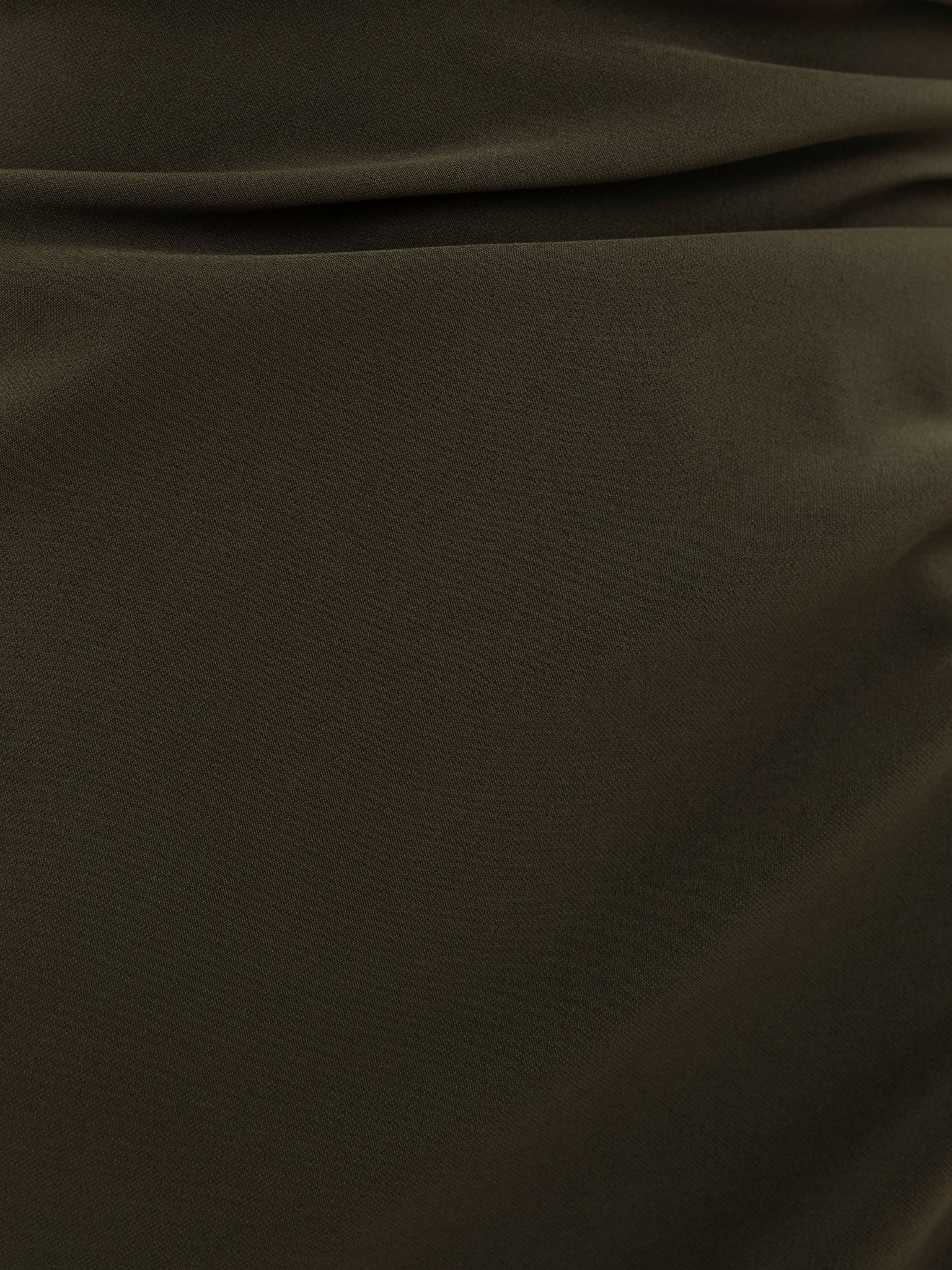 Приталенное платье миди с кейпом