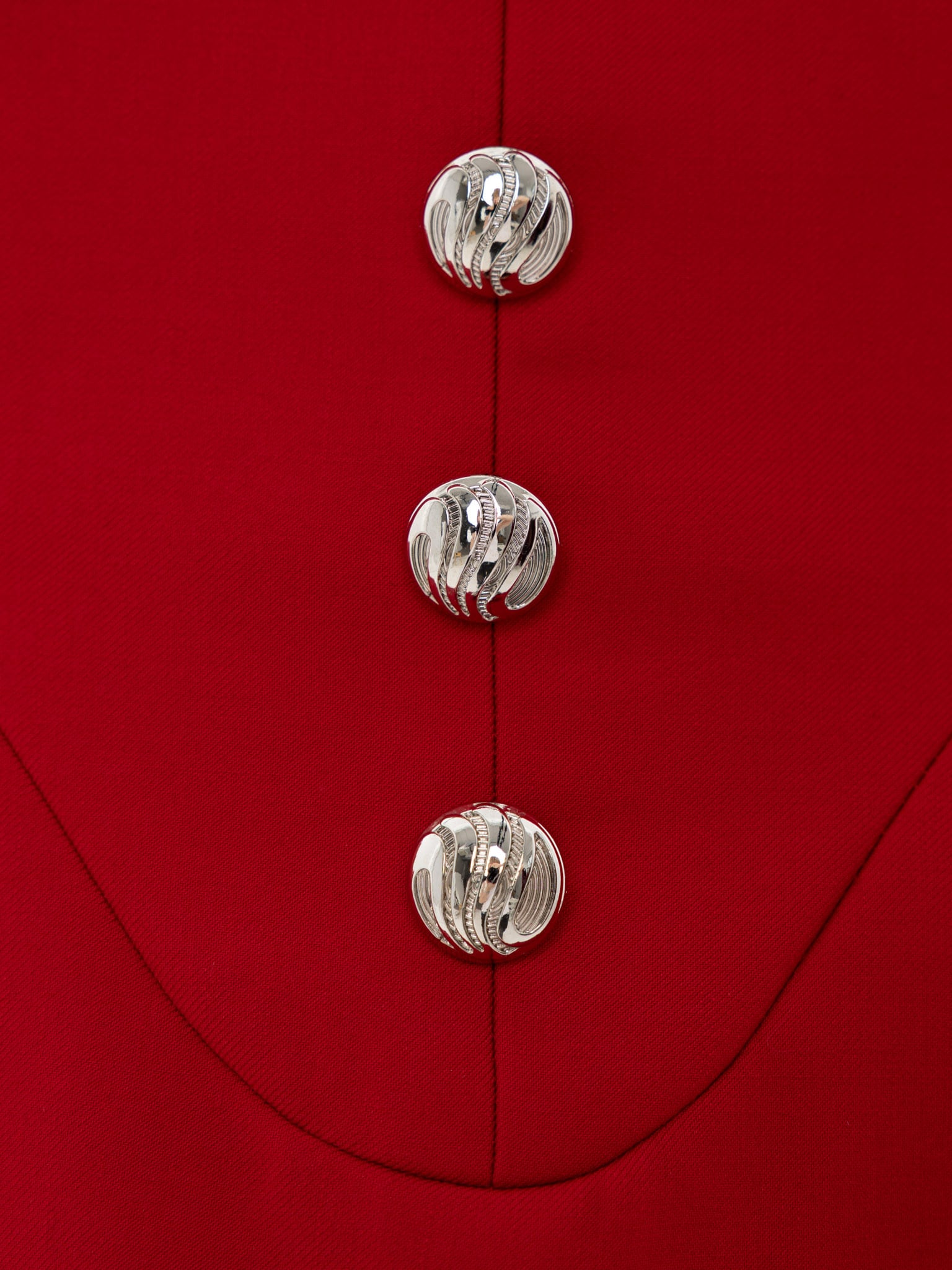 Платье мини с фигурным вырезом на груди и крупными пуговицами