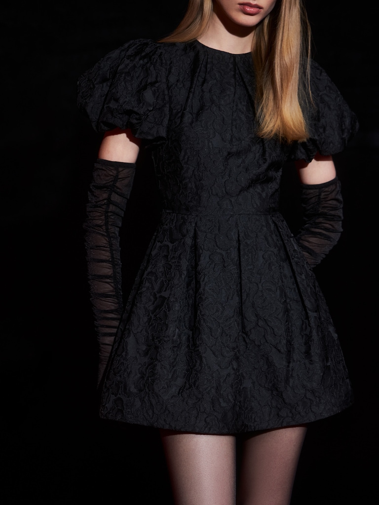 Объемное платье мини из жаккарда с рукавами-фонариками