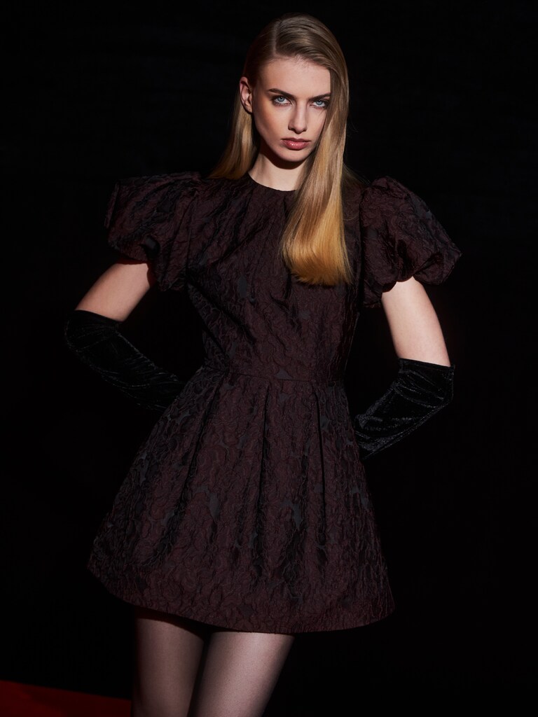 Объемное платье мини из жаккарда с рукавами-фонариками