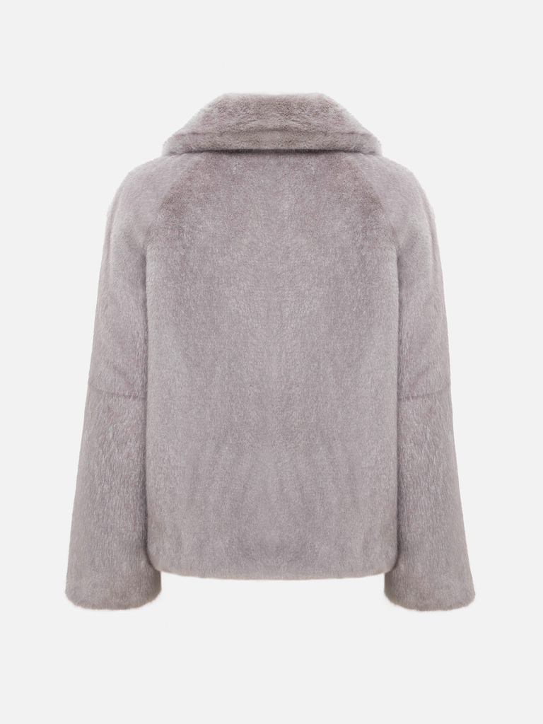 Krótkie eko futro o prostym kroju z trójkątnym kołnierzem