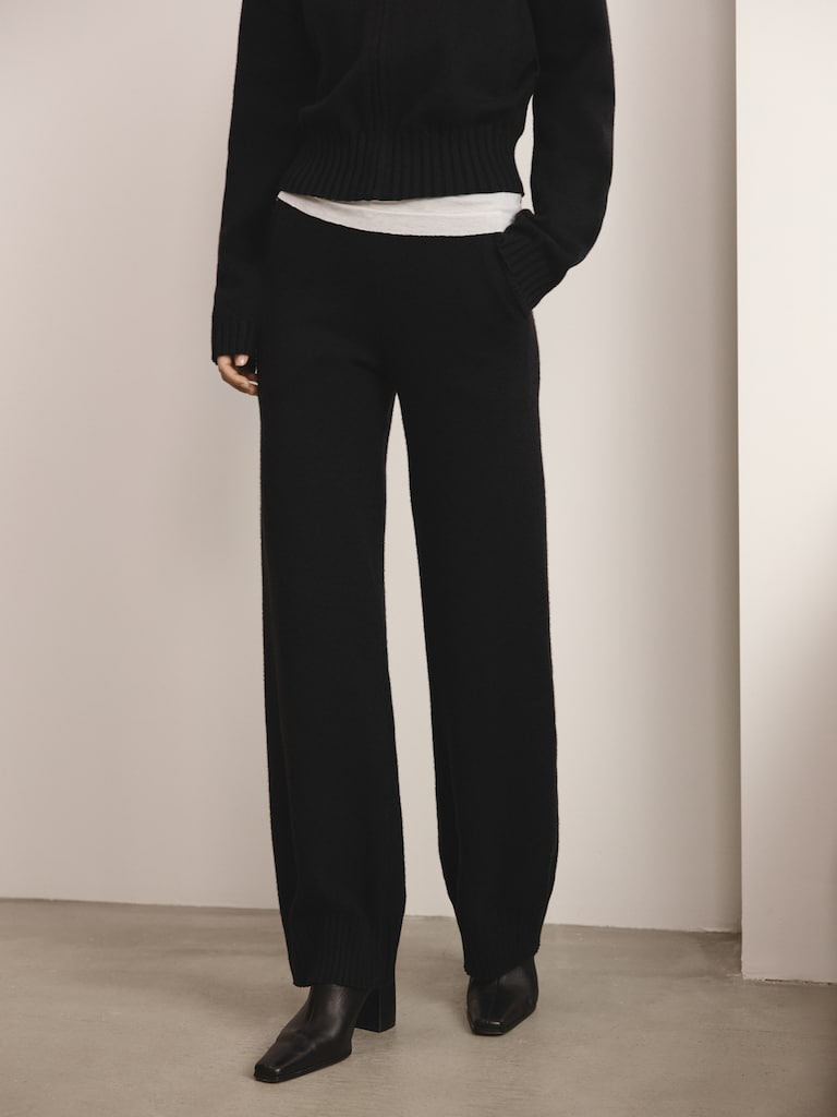 Loose-fitting smooth knitted trousers