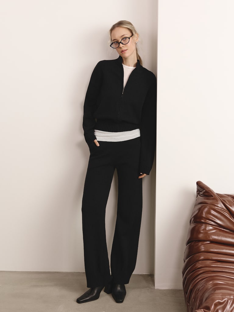 Smooth knitted cardigan with zip fastening