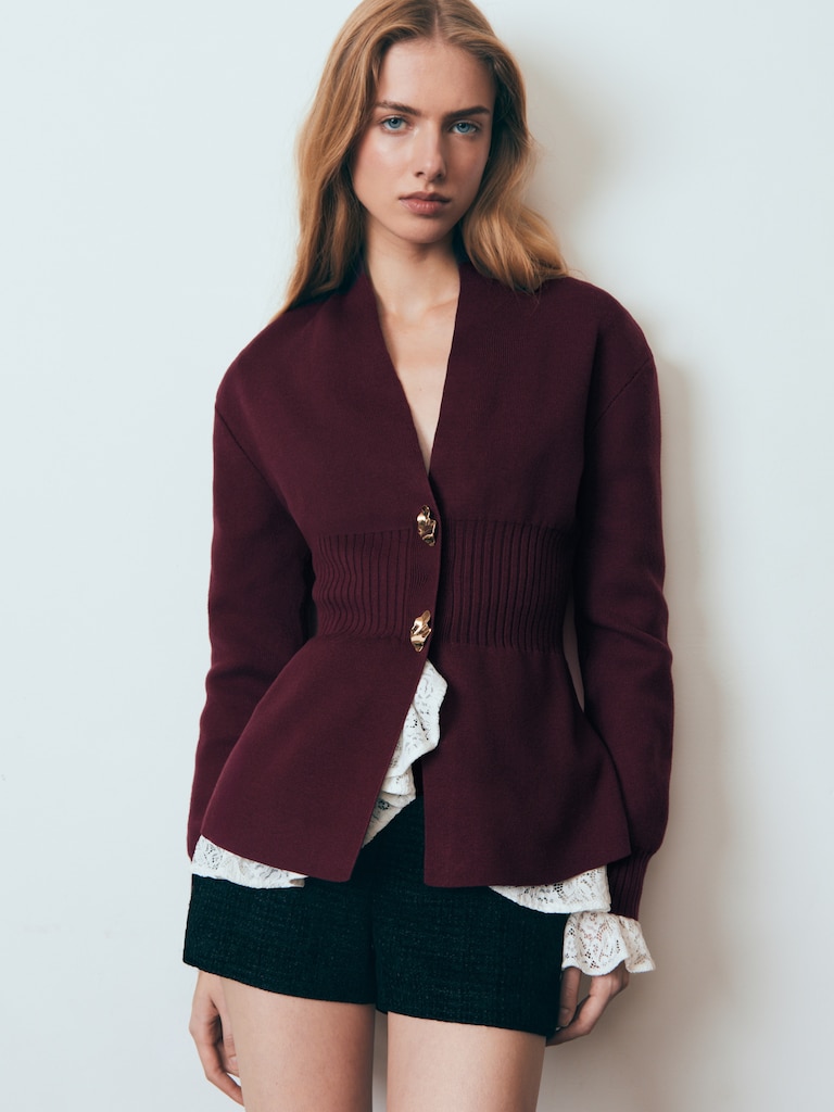 Dopasowany kardigan ze złotymi okuciami