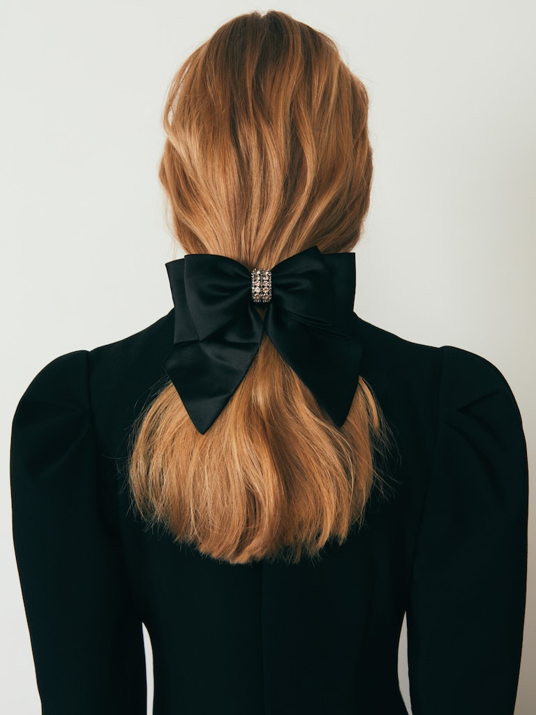 Бант для волос со стразами по центру