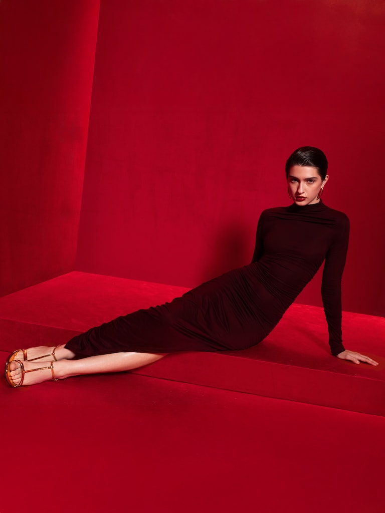 Трикотажное платье миди с асимметричной юбкой