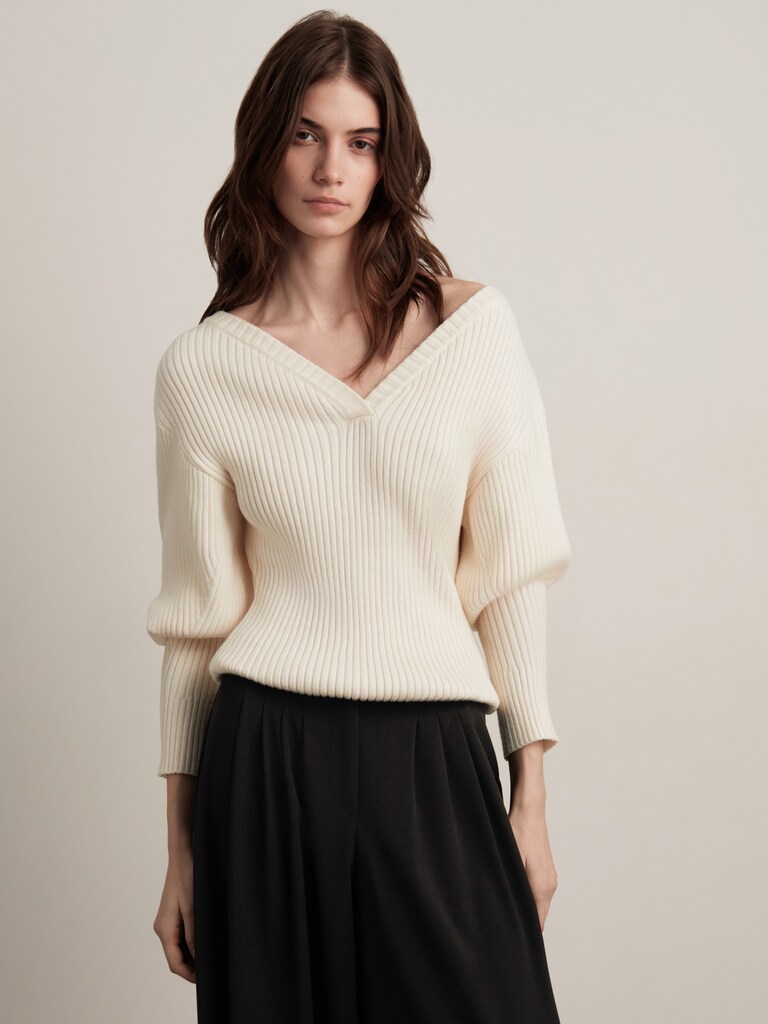 Джемпер в рубчик с V-образным вырезом и объемными рукавами
