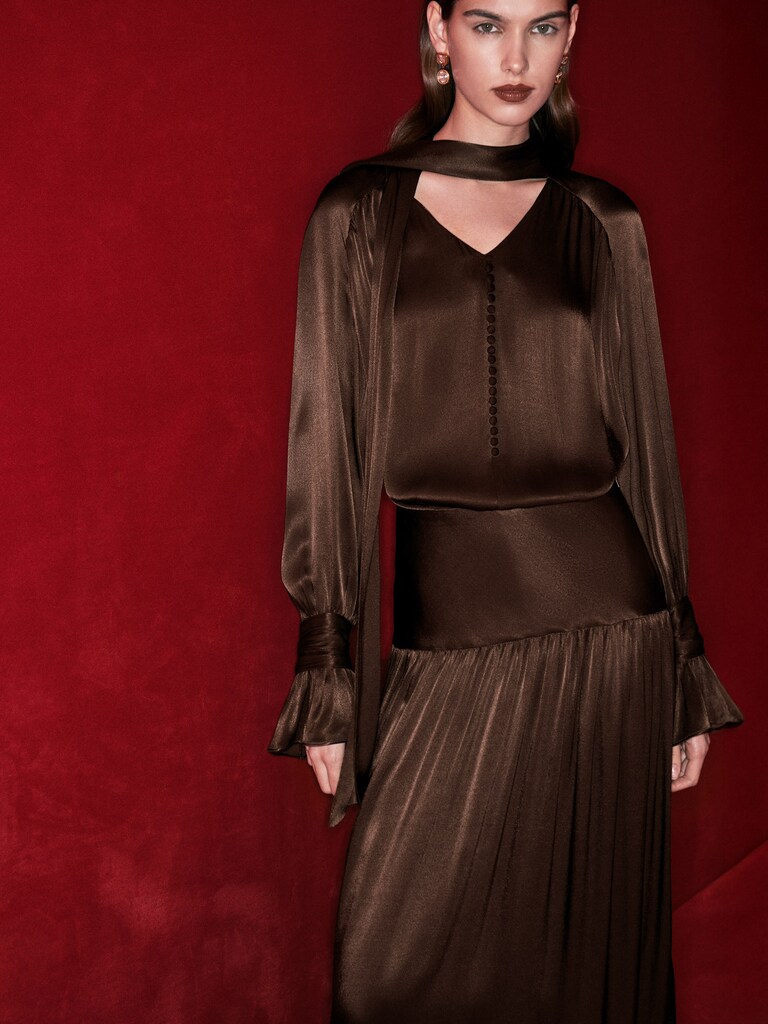 Блуза из вискозы с шарфом-лентой в тон