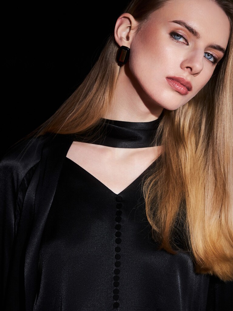 Блуза из вискозы с шарфом-лентой в тон