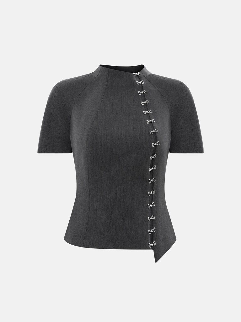 Fitted top with asymmetrical clasps