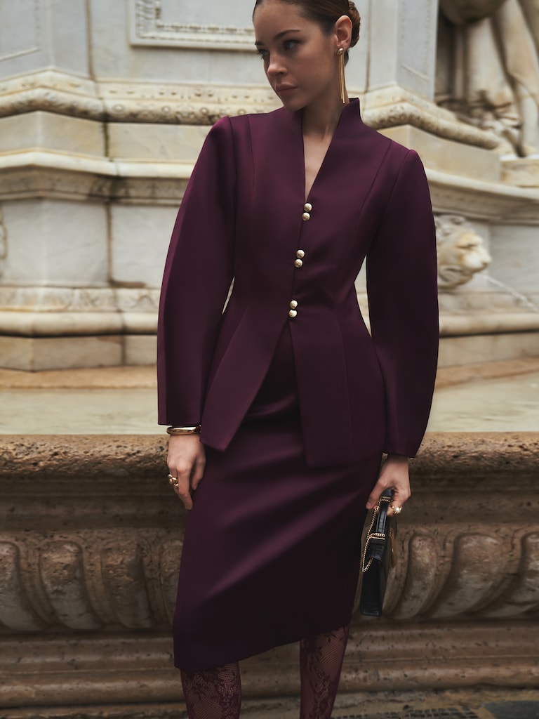 Veste cintrée à manches bouffantes et boutons dorés