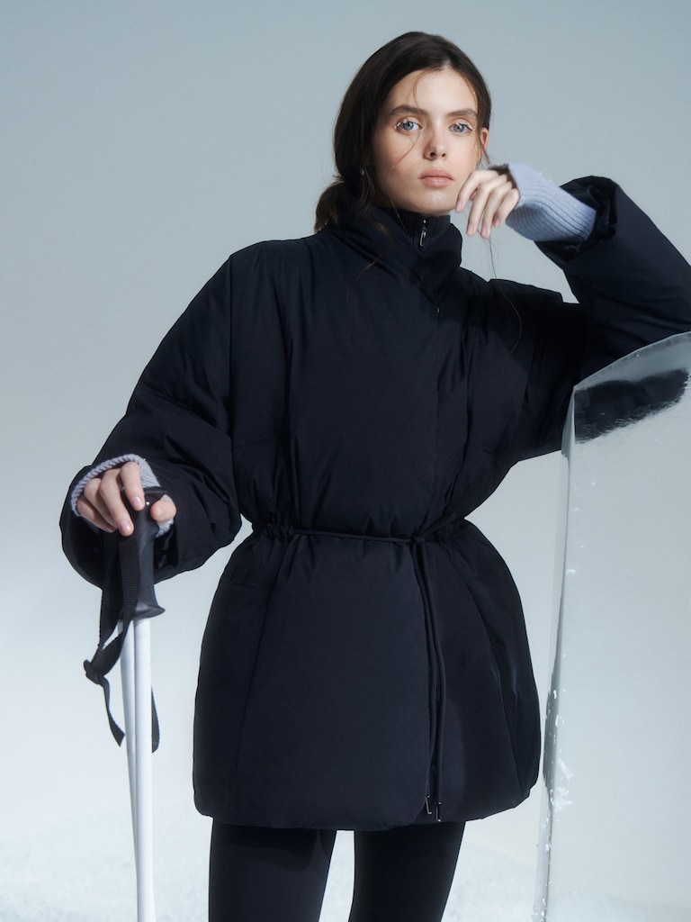 Короткий пуховик на запах с завязками на талии