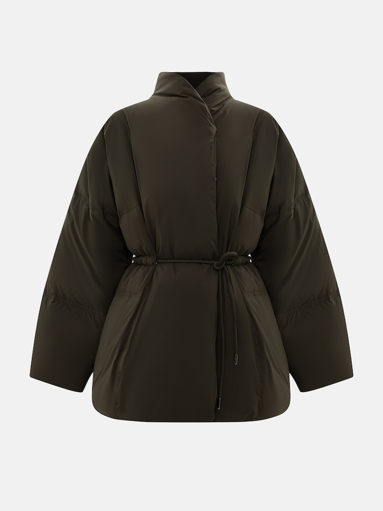 Короткий пуховик на запах с завязками на талии