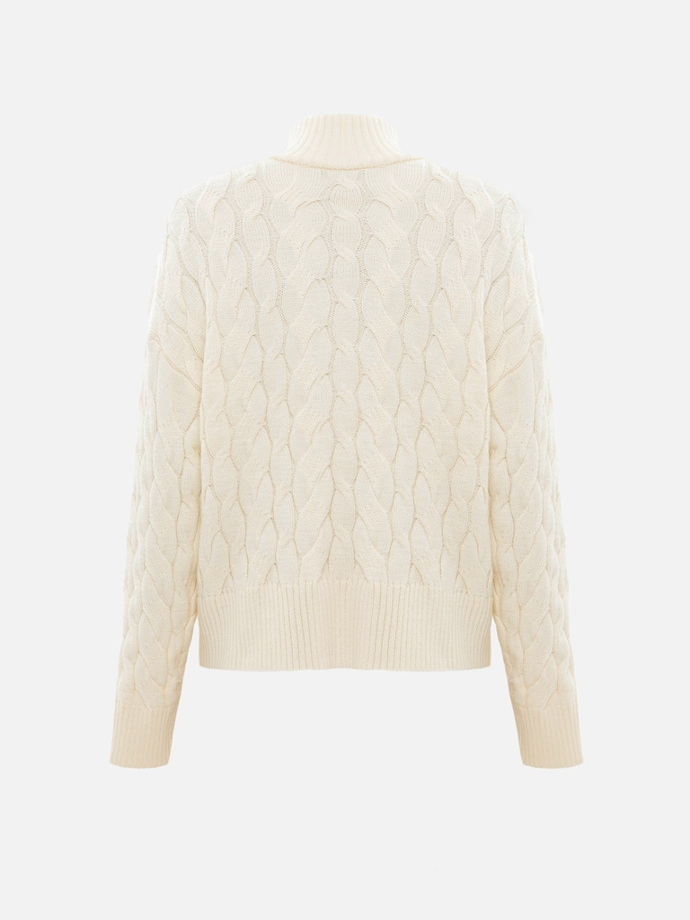 Свитер вязки косами с каплевидным вырезом