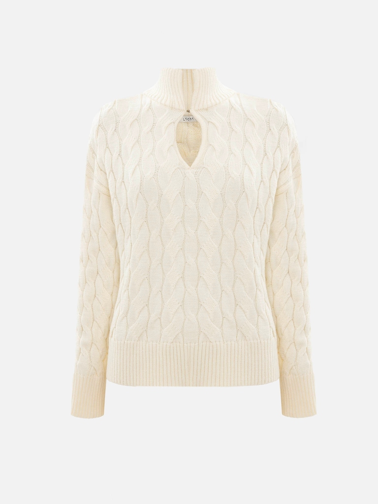 Свитер вязки косами с каплевидным вырезом