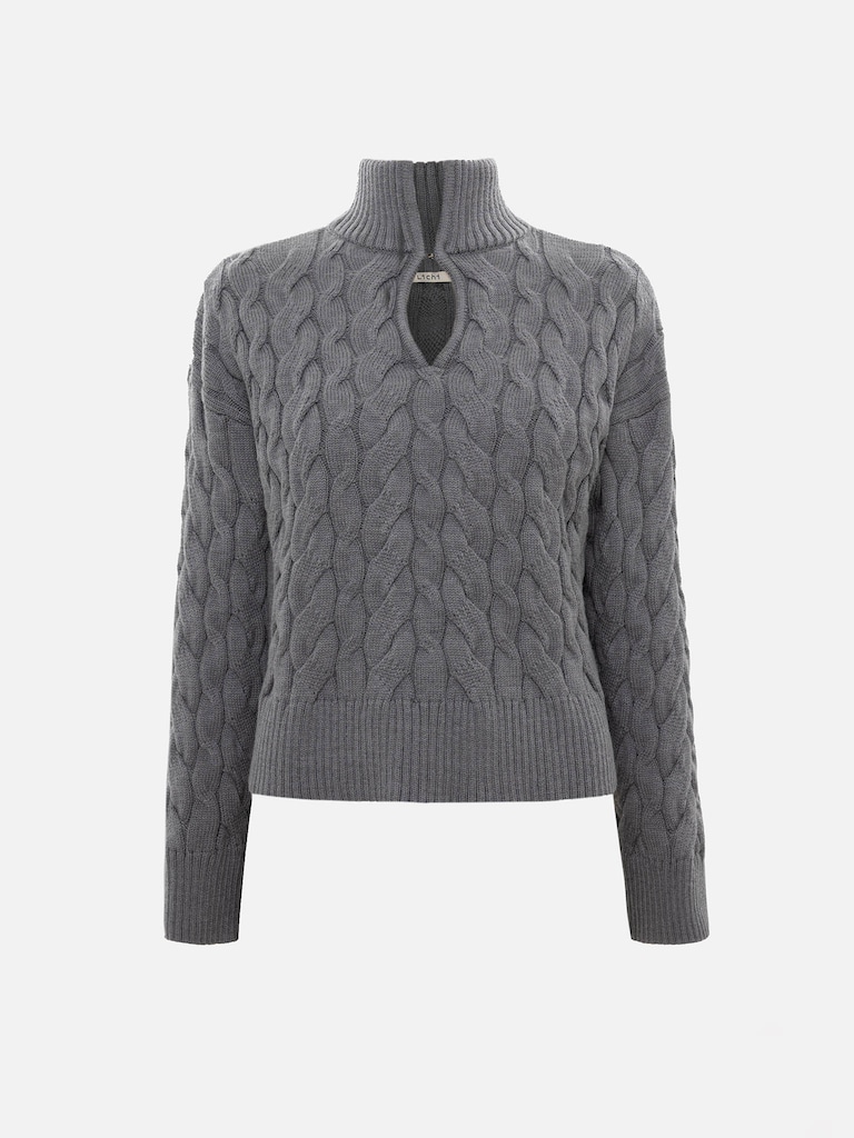 Свитер вязки косами с каплевидным вырезом