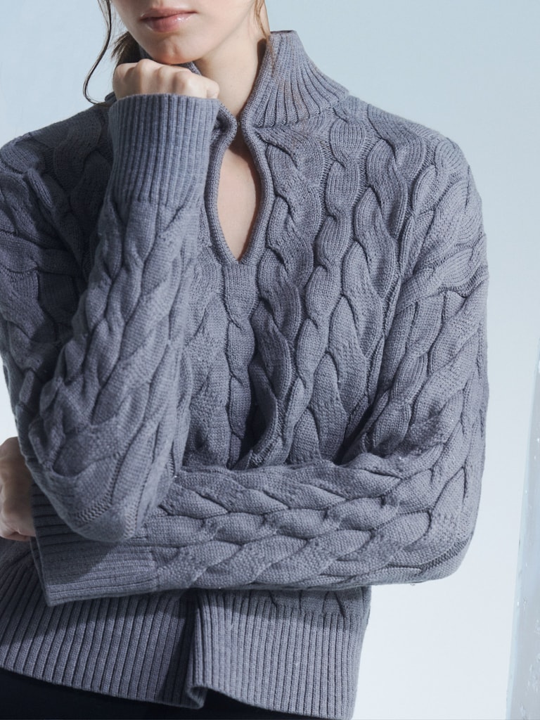 Свитер вязки косами с каплевидным вырезом