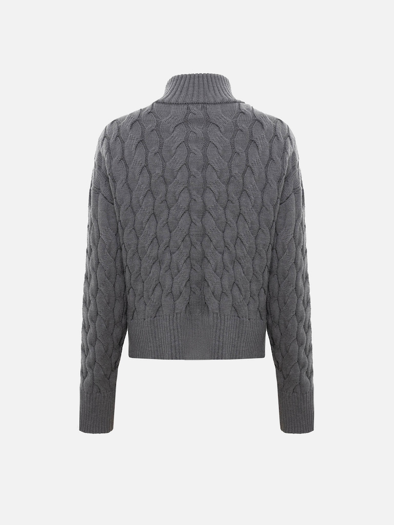 Свитер вязки косами с каплевидным вырезом