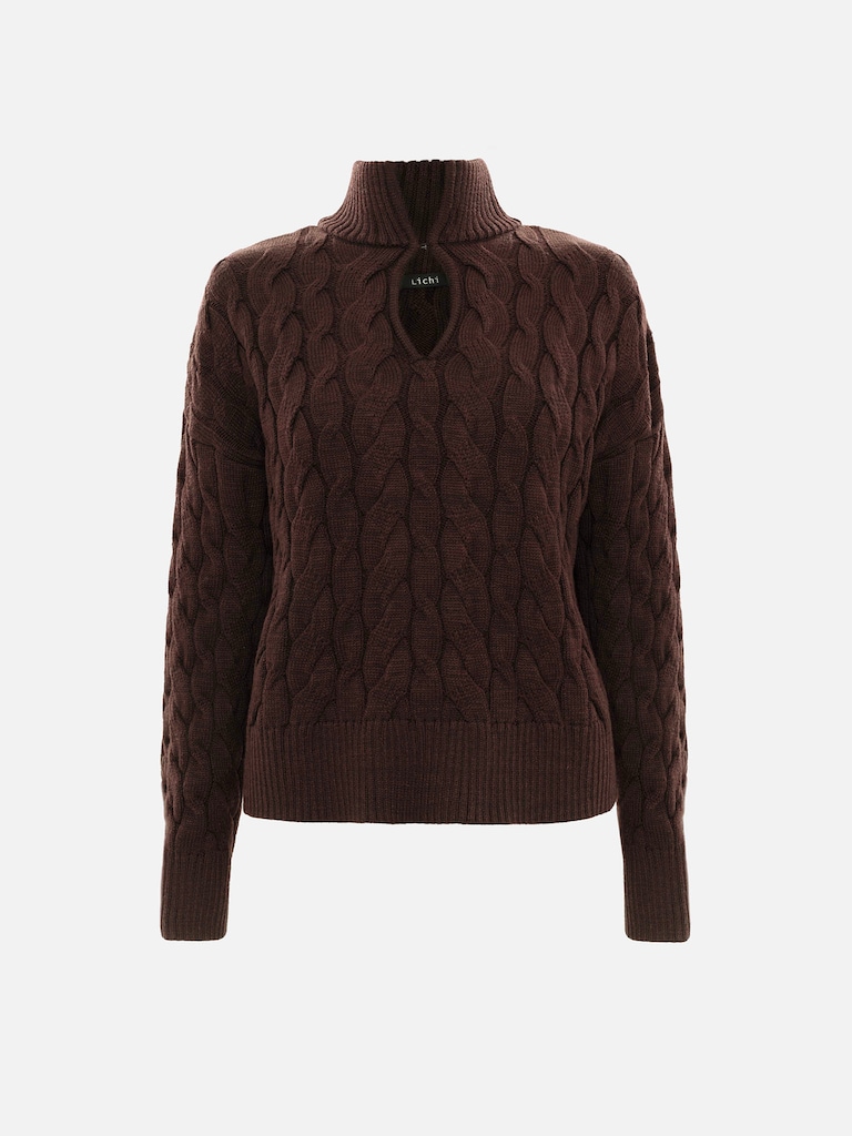 Свитер вязки косами с каплевидным вырезом