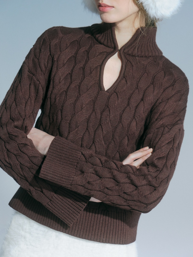 Свитер вязки косами с каплевидным вырезом