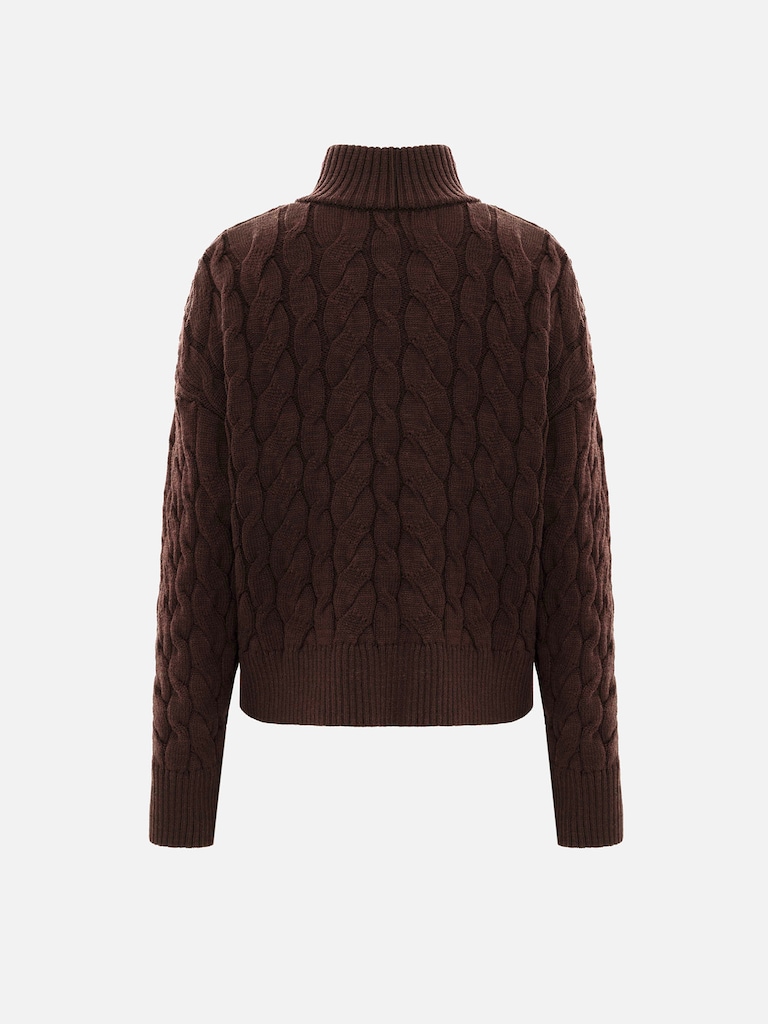 Свитер вязки косами с каплевидным вырезом